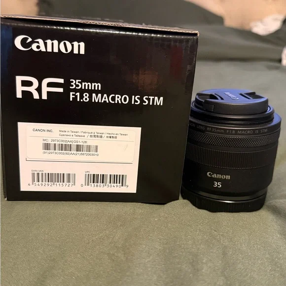 Canon RF 35mm F1.8 Macro IS STM Lens - Black Finish
